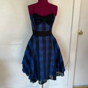 Stunning and fun Betsey Johnson dress.  Perfect 50’s flared skirt with pockets